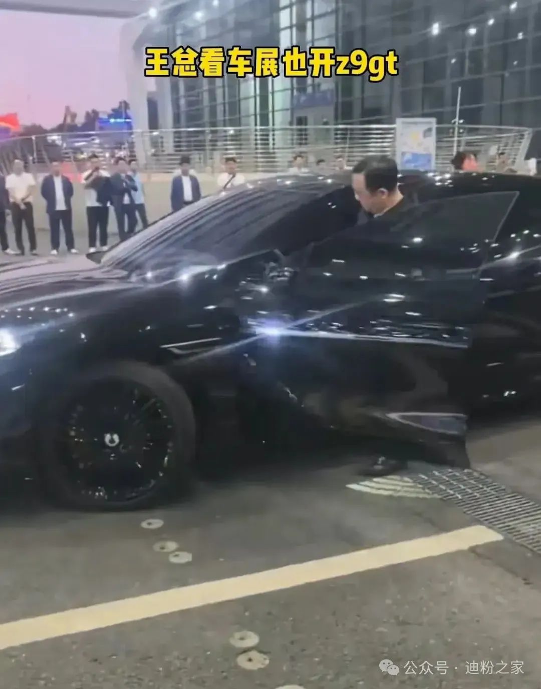 體育投注：小鵬 MONA M03 熱銷後，比亞迪王傳福 2024 深圳車展現場看車