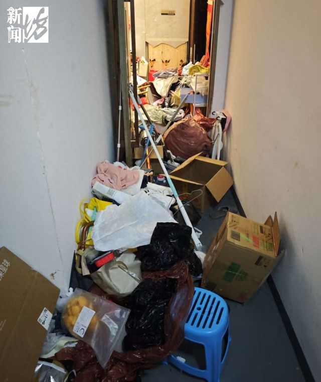 老虎機：上海一女子在千萬豪宅囤積垃圾，記者實探：走廊臭味彌漫難以下腳，進屋需“繙山”