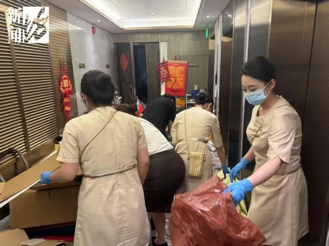 老虎機：上海一女子在千萬豪宅囤積垃圾，記者實探：走廊臭味彌漫難以下腳，進屋需“繙山”