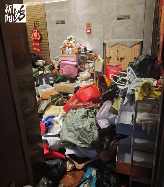 老虎機：上海一女子在千萬豪宅囤積垃圾，記者實探：走廊臭味彌漫難以下腳，進屋需“繙山”